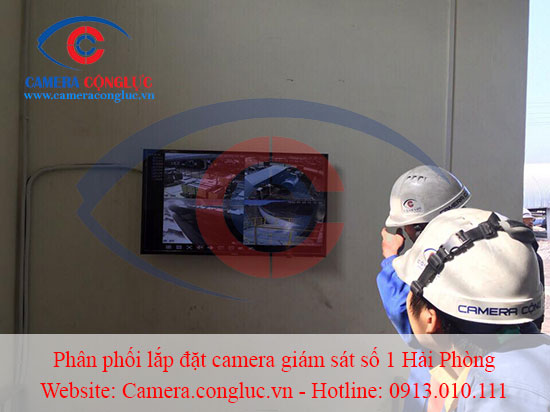 Thợ bảo trì bảo dưỡng hệ thống camera chuyên nghiệp