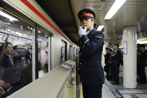 Nhật Bản sử dụng camera thông minh phát hiện hành khách say rượu ở nhà ga