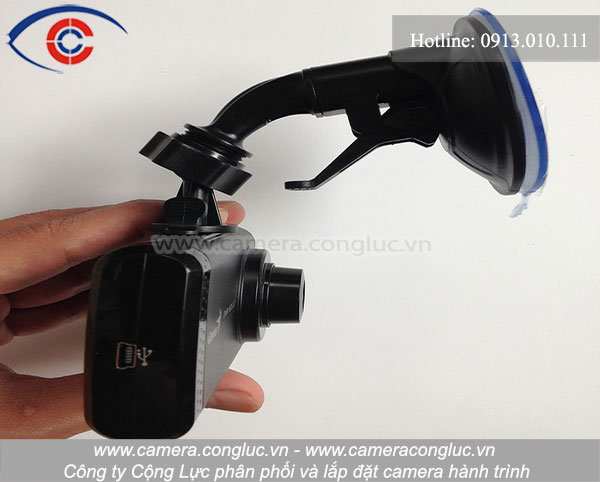 Gắn camera h&agrave;nh tr&igrave;nh v&agrave; ch&acirc;n đế v&agrave;o vị tr&iacute; bạn muốn đặt camera.