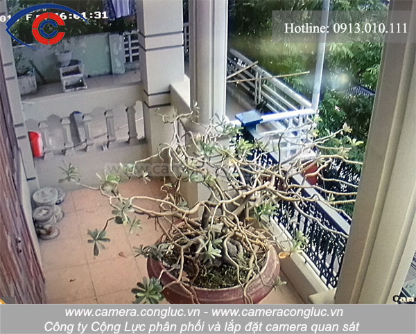 H&igrave;nh ảnh khu vực ban c&ocirc;ng tầng 2 của ng&ocirc;i nh&agrave; được camera ghi h&igrave;nh lại tr&ecirc;n m&agrave;n h&igrave;nh hiển thị.